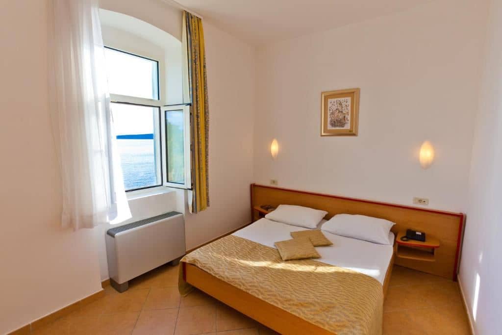rooms-double-standard-room-seaview