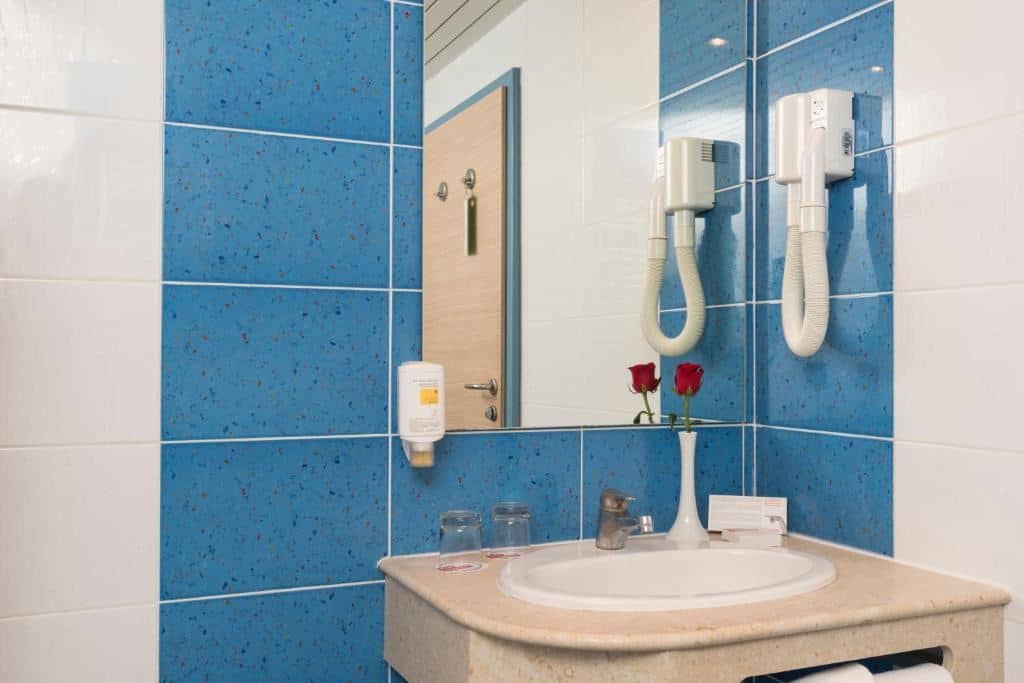 rooms-2-connectingrooms-premium-room-poolside-balcony