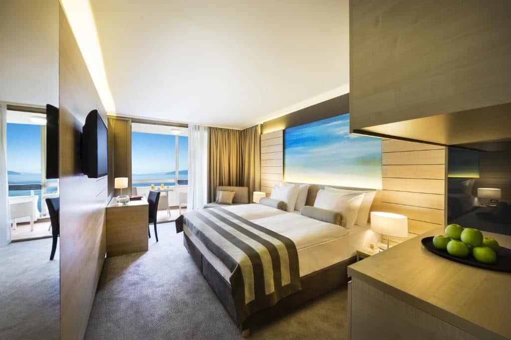 rooms-superior-room-seaview-balcony