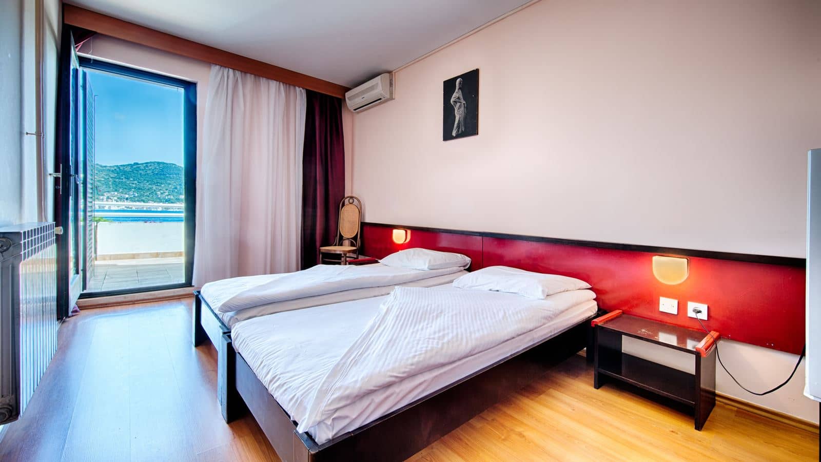 rooms-room-balcony