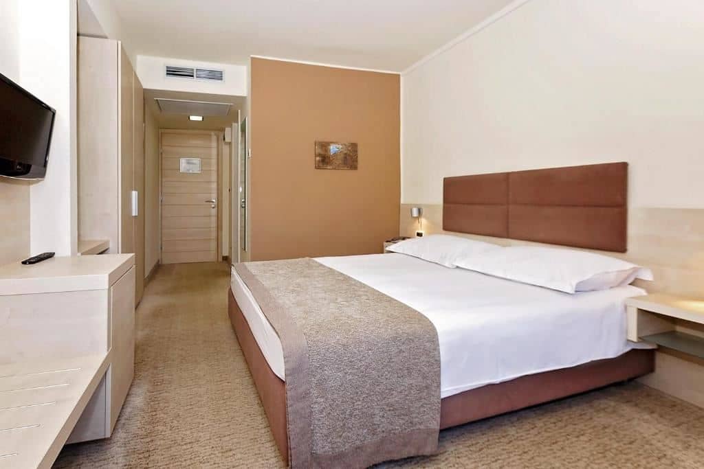 rooms-double-classic-room-park-view-balcony