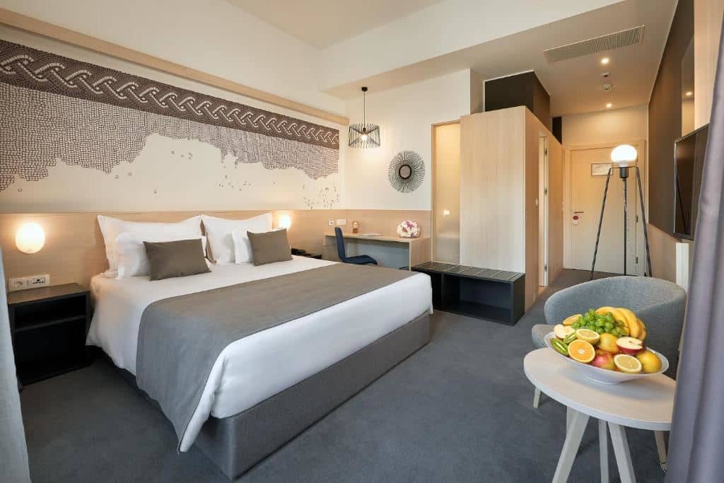 rooms-deluxe-room-balcony