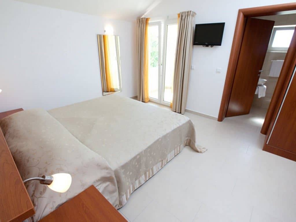 rooms-room-gardenview-balcony