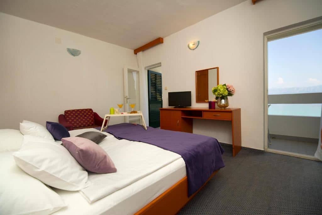 rooms-triple-premium-room-seaview-balcony