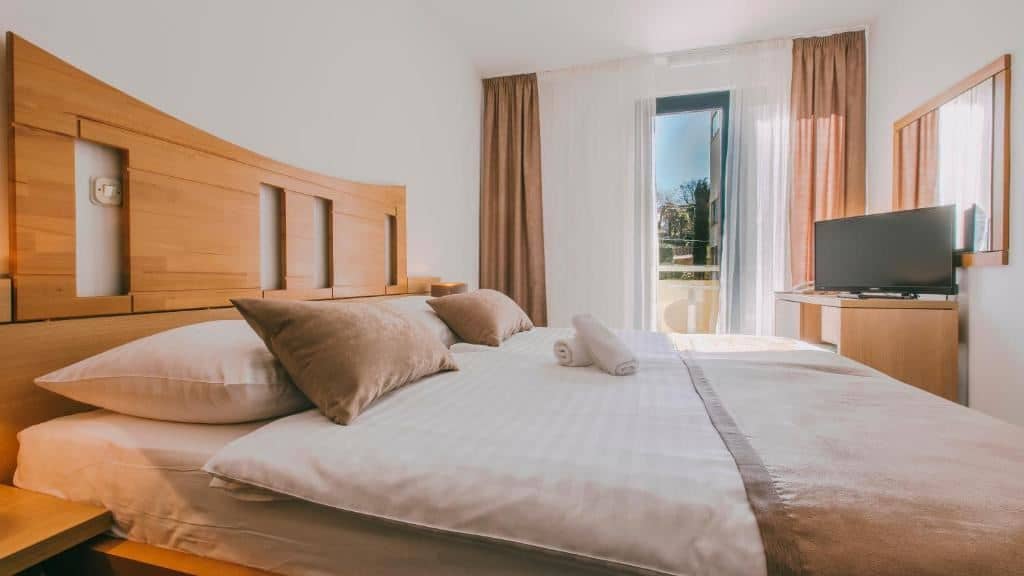 rooms-double-comfort-room-park-view-balcony