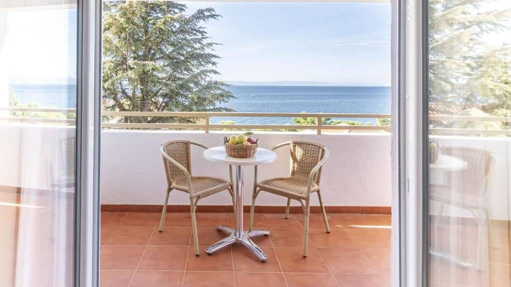 rooms-standard-room-seaside-balcony