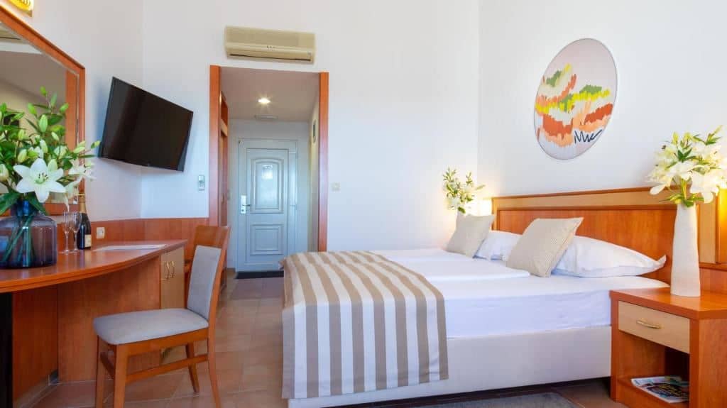 rooms-standard-room-seaside-balcony