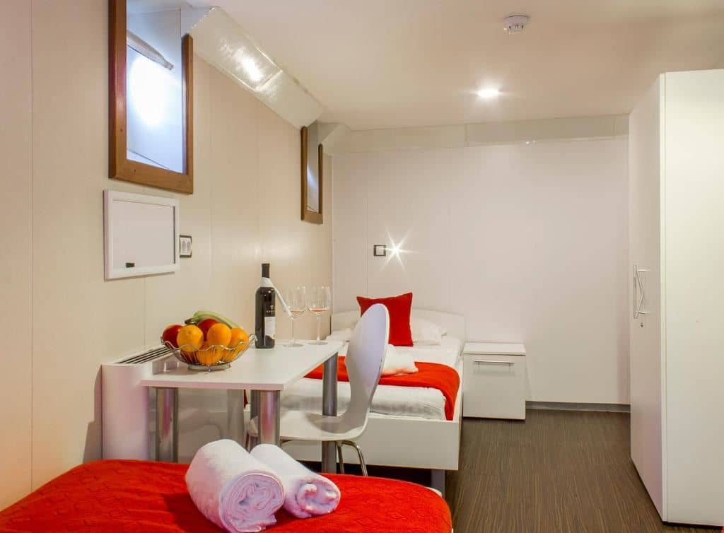 rooms-multiplebed-room