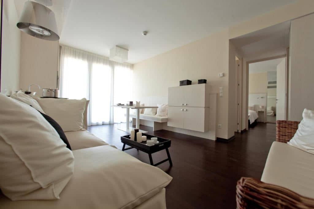 rooms-2-bedroom-apartment-seaside-balcony-or-terrace