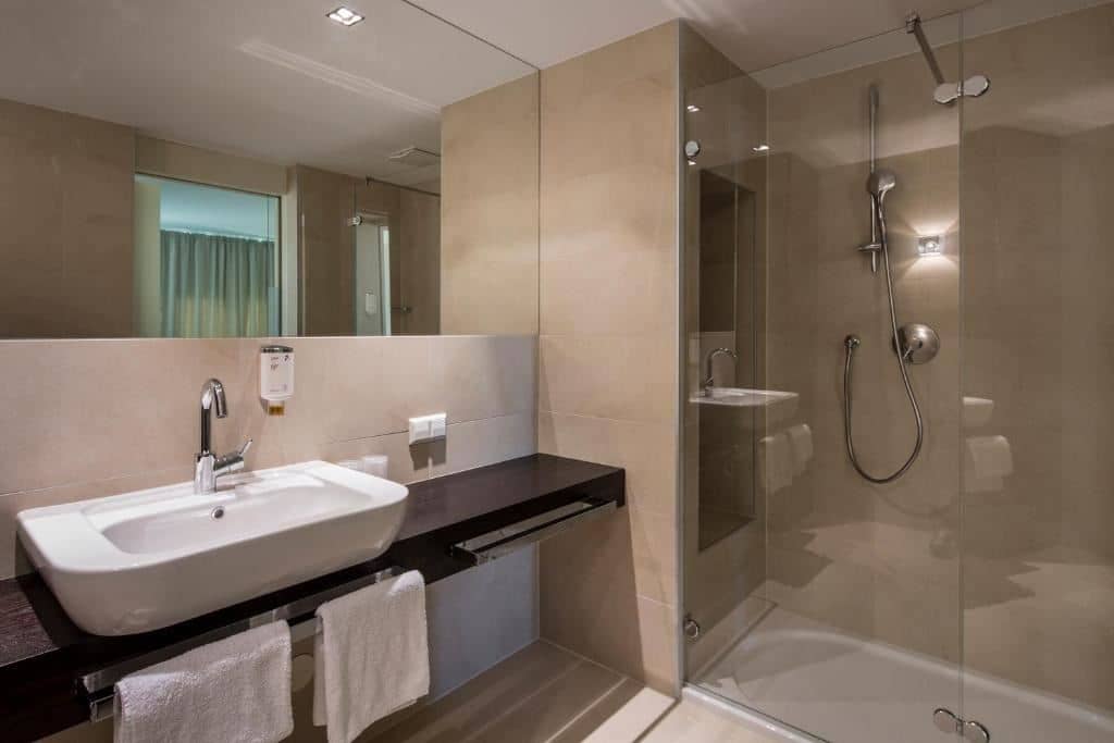 rooms-3-bedroom-apartment-seaside-balcony-or-terrace