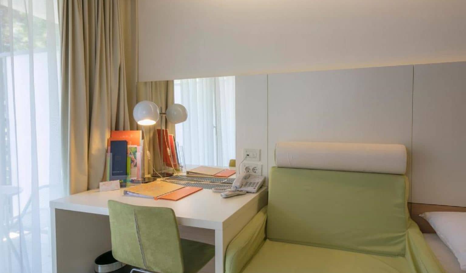 rooms-2-connectingrooms-familyroom-seaside-balcony