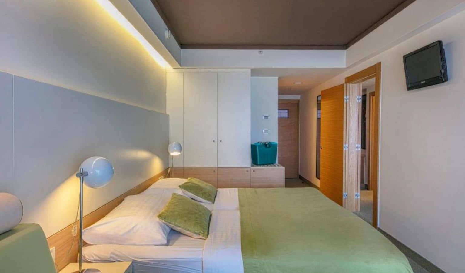 rooms-2-connectingrooms-familyroom-seaside-balcony
