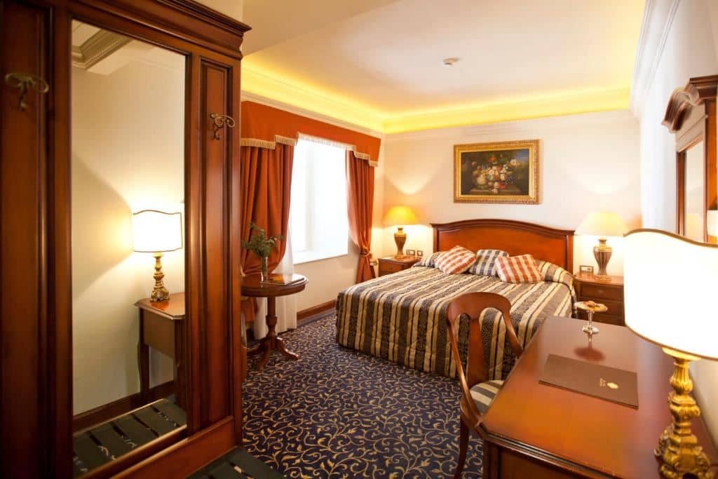 rooms-classic-room