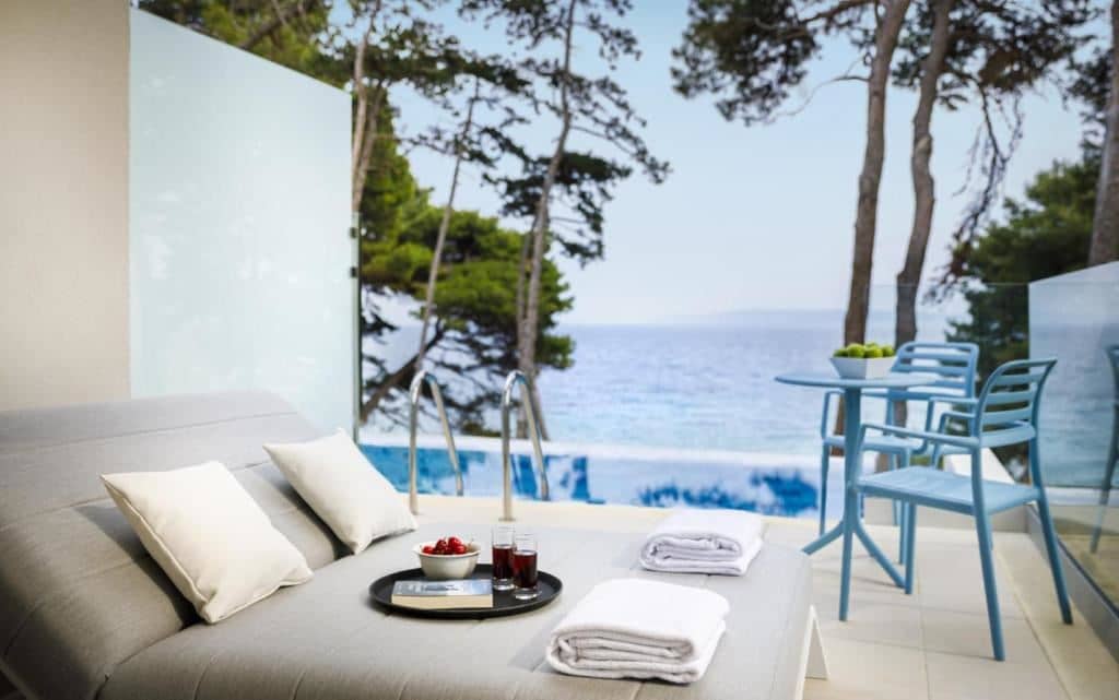 rooms-double-premium-room-pool-access-terrace