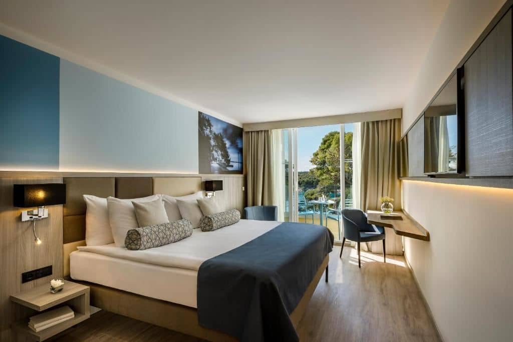 rooms-double-superior-room-seaview-balcony