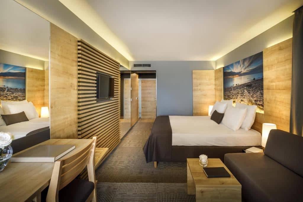 rooms-standard-familyroom-seaview-balcony