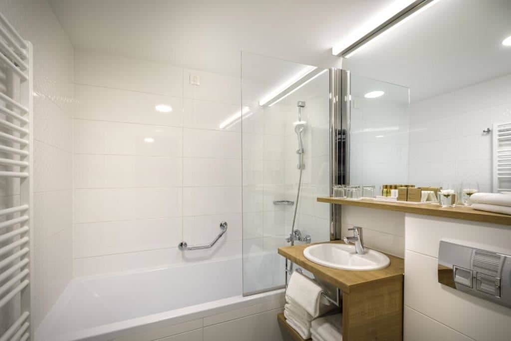 rooms-standard-familyroom-balcony