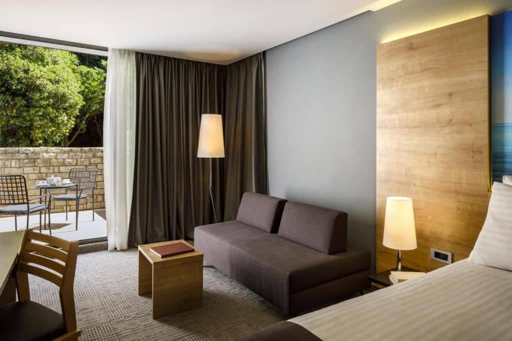 rooms-standard-familyroom-balcony