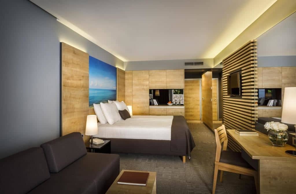 rooms-standard-familyroom-balcony