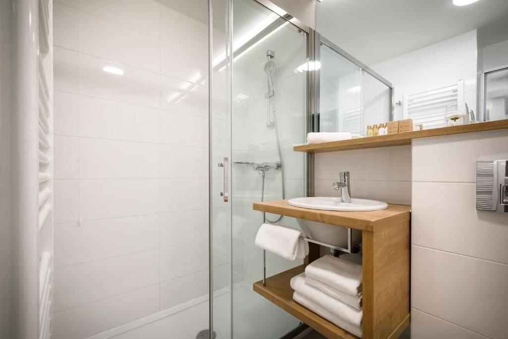 rooms-standard-familyroom-balcony
