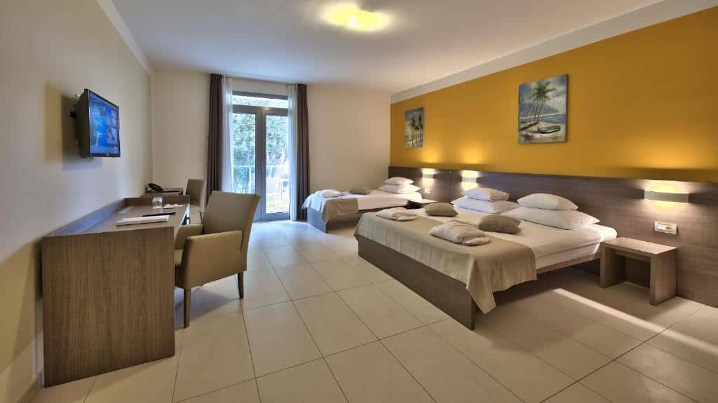 rooms-standard-familyroom-seaside-balcony-or-terrace