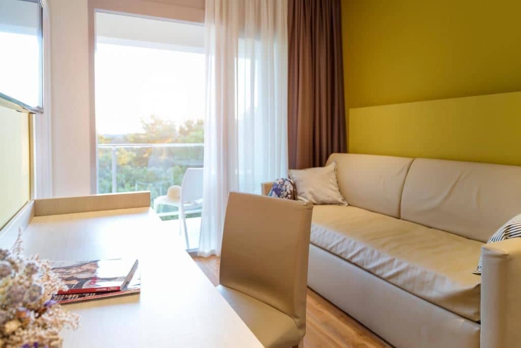 rooms-standard-familyroom-seaside-balcony-or-terrace