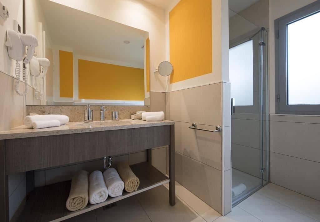 rooms-standard-familyroom-seaside-balcony-or-terrace