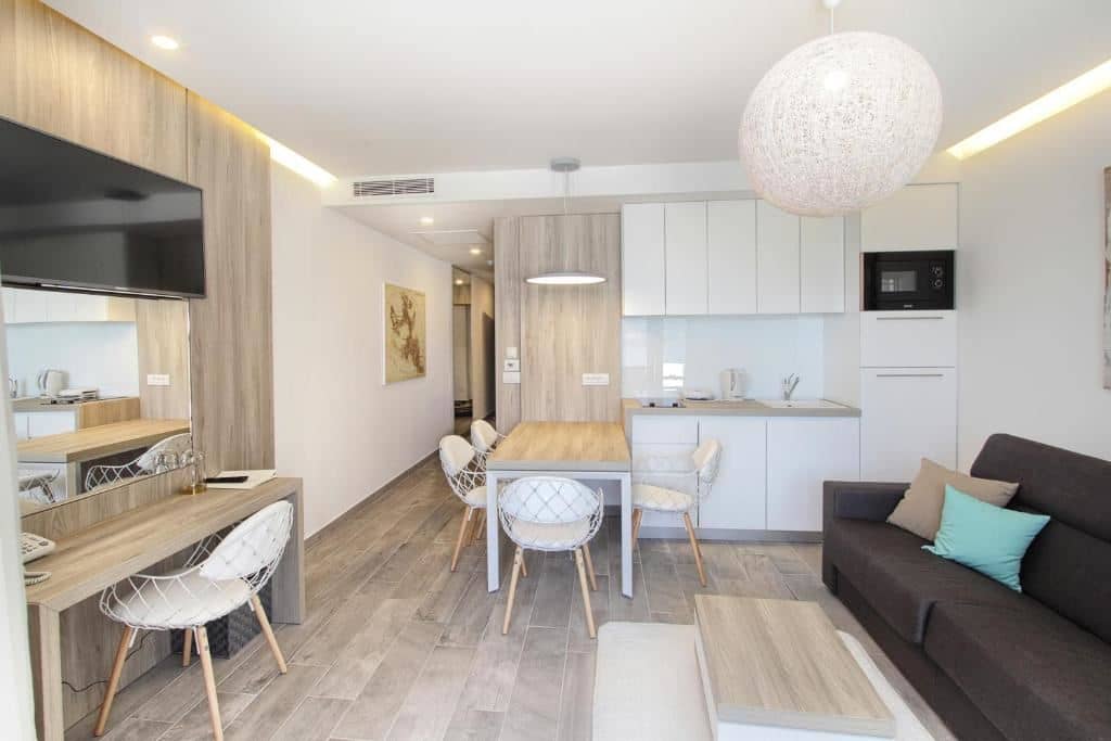 rooms-1-bedroom-suite-seaview-balcony