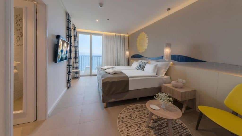 rooms-superior-room-seaview-balcony