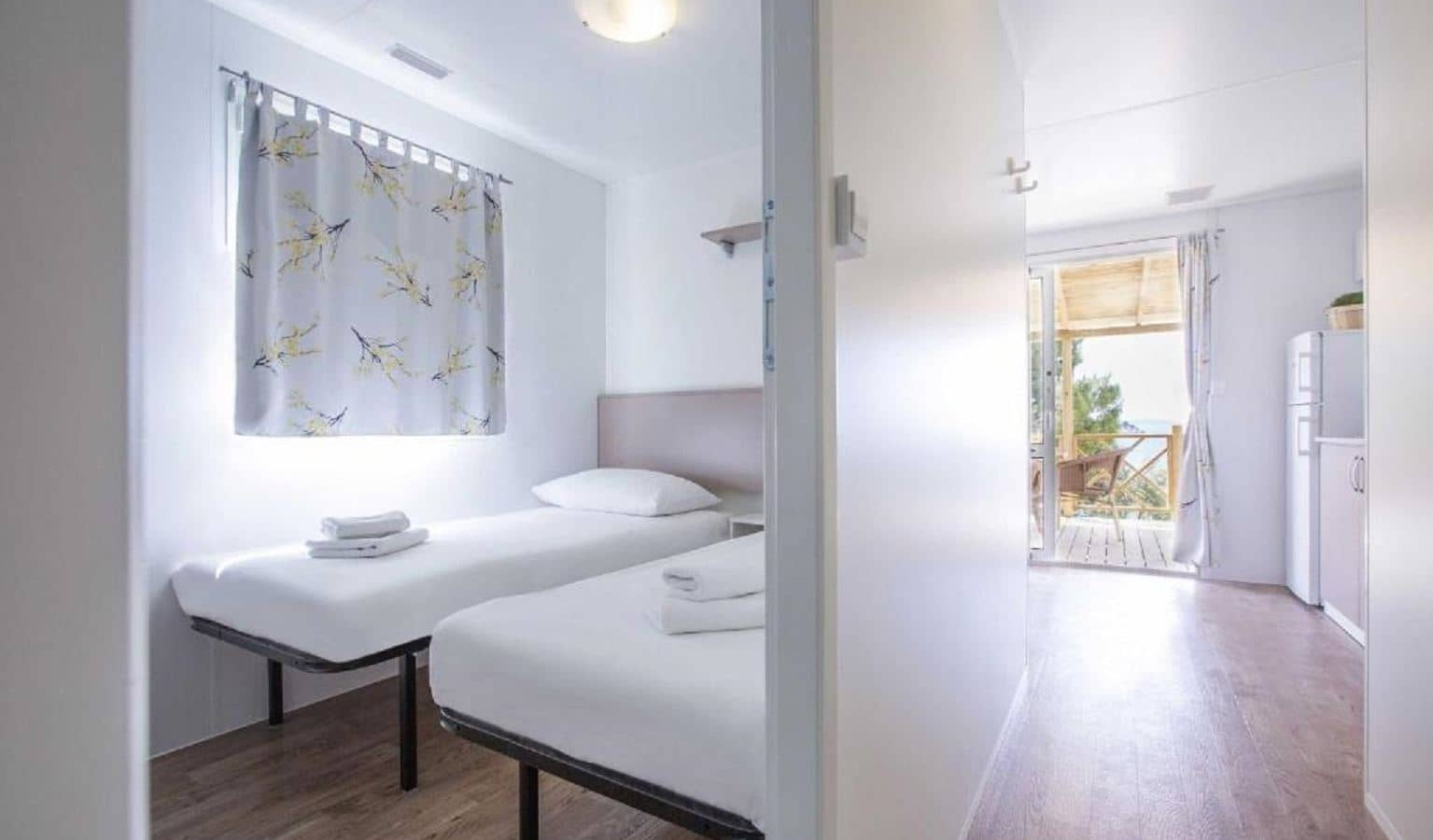 rooms-2-bedroom-superior-mobilehome-seaview-terrace