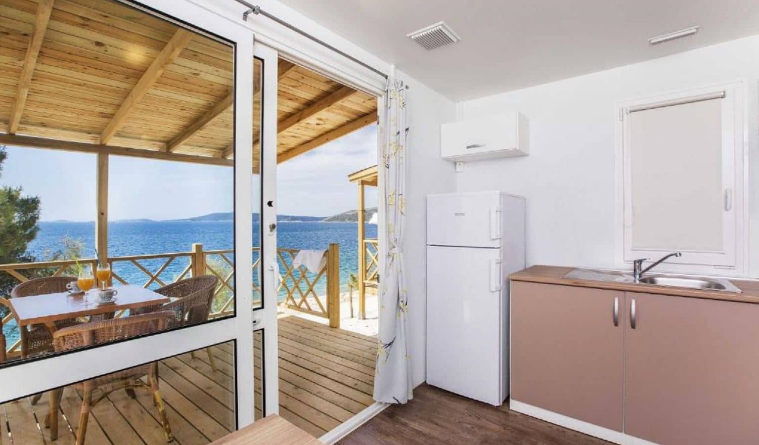 rooms-2-bedroom-superior-mobilehome-seaview-terrace