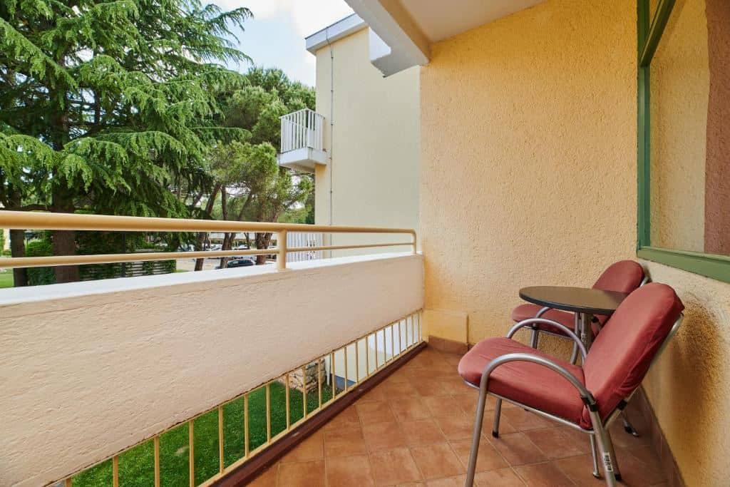 rooms-double-room-park-view-balcony-economy