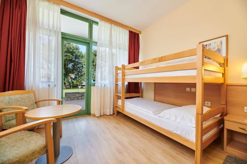 rooms-familyroom-park-view-balcony