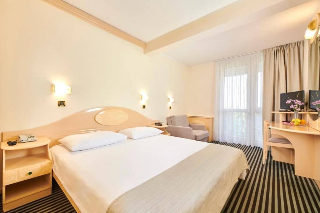 rooms-double-classic-room-seaside-balcony