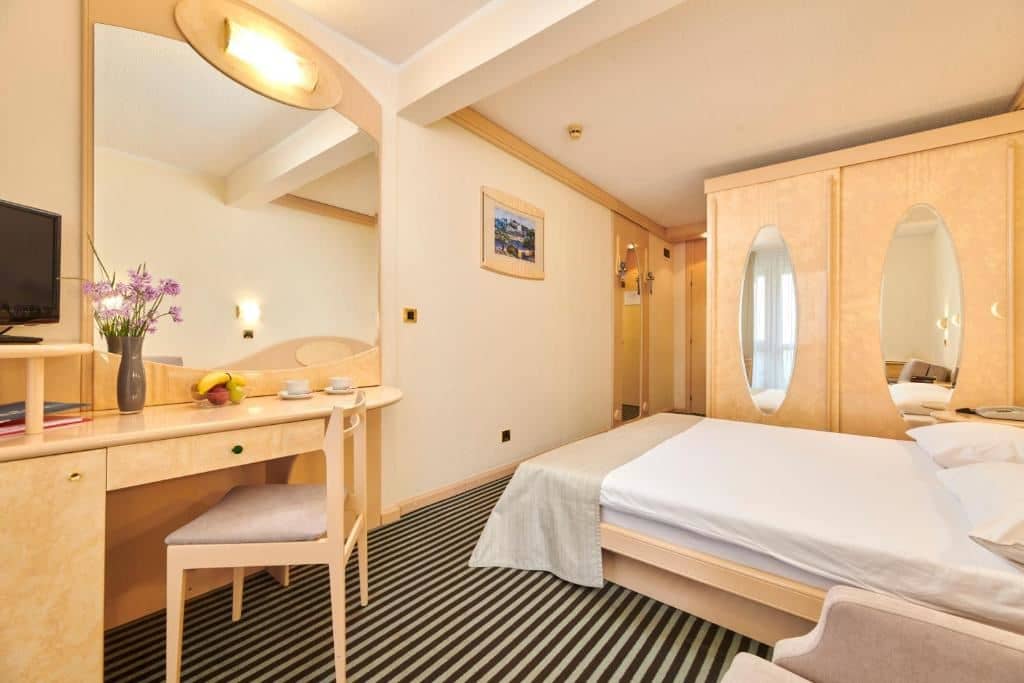 rooms-twin-classic-room-seaside-balcony