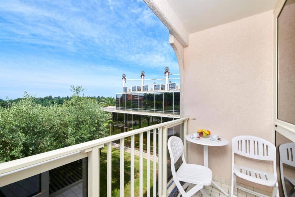 rooms-twin-classic-room-seaside-balcony