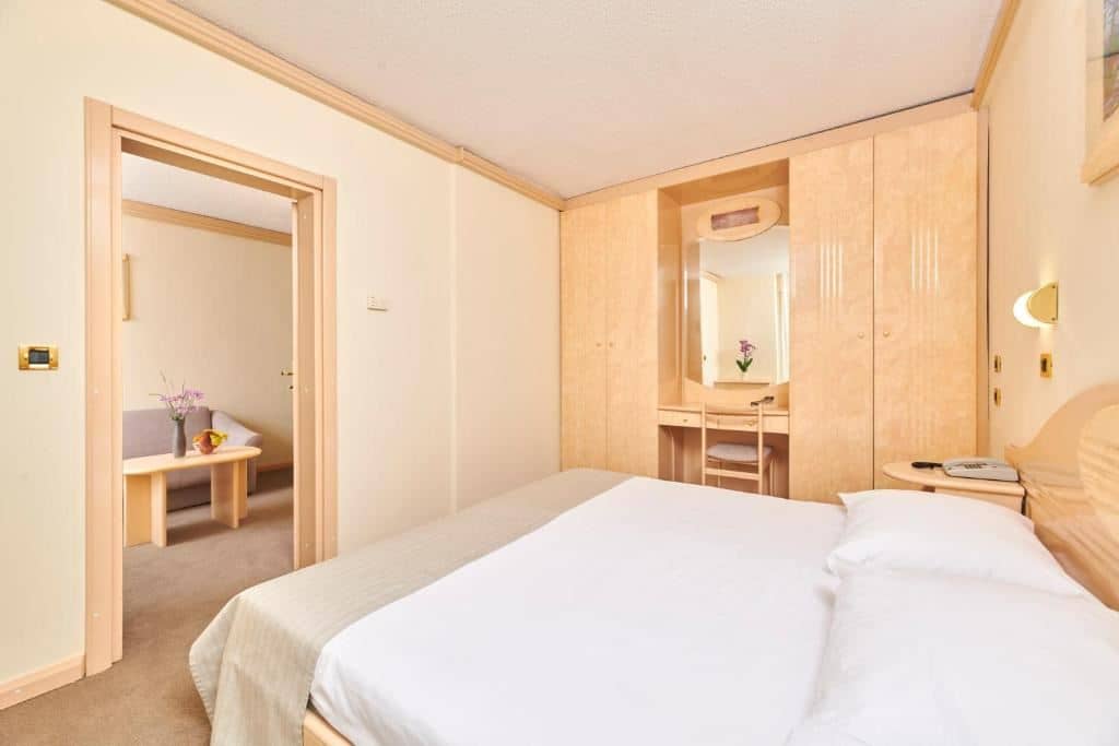 rooms-standard-suite-balcony