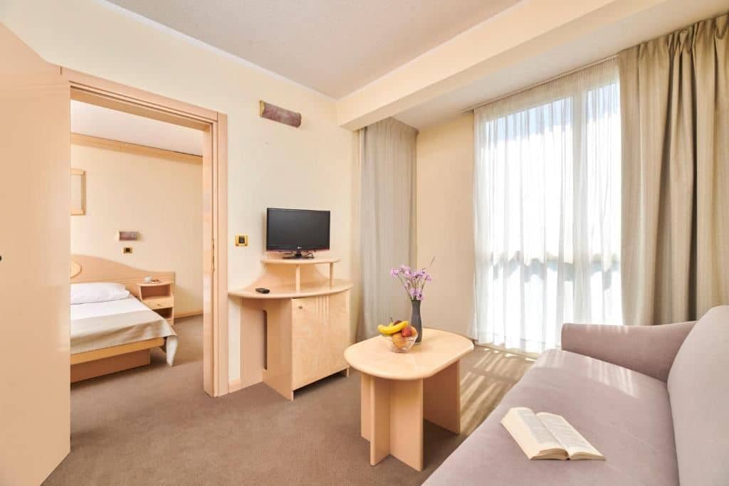 rooms-standard-suite-balcony