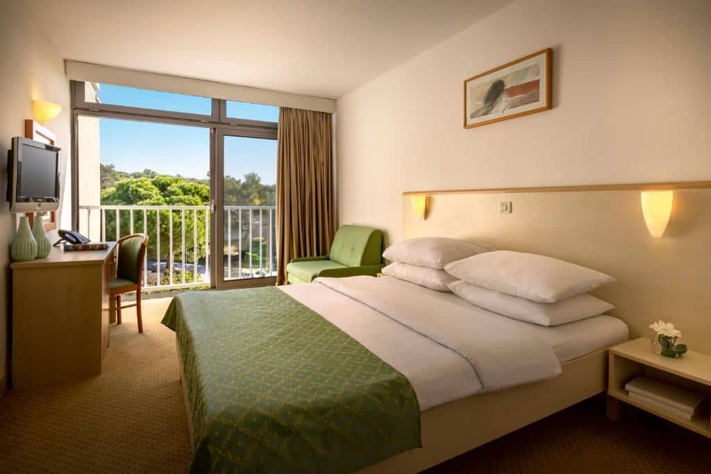 rooms-single-classic-room