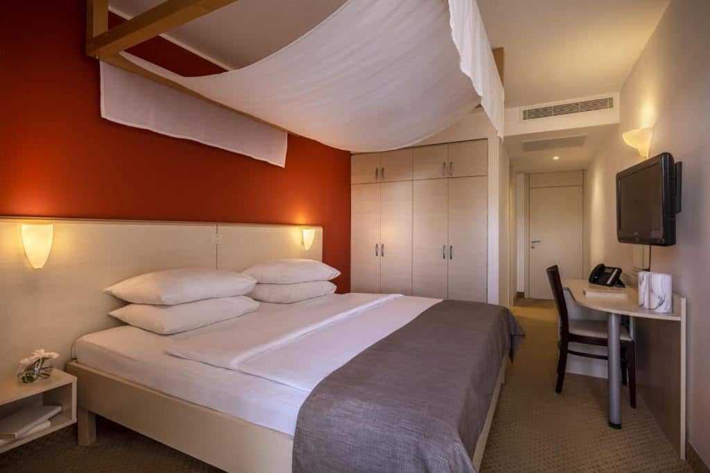 rooms-superior-room-seaside-balcony