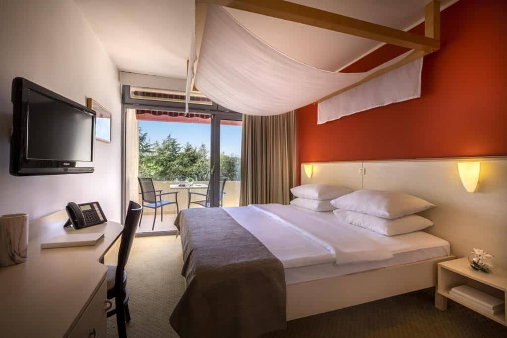 rooms-superior-room-seaside-balcony