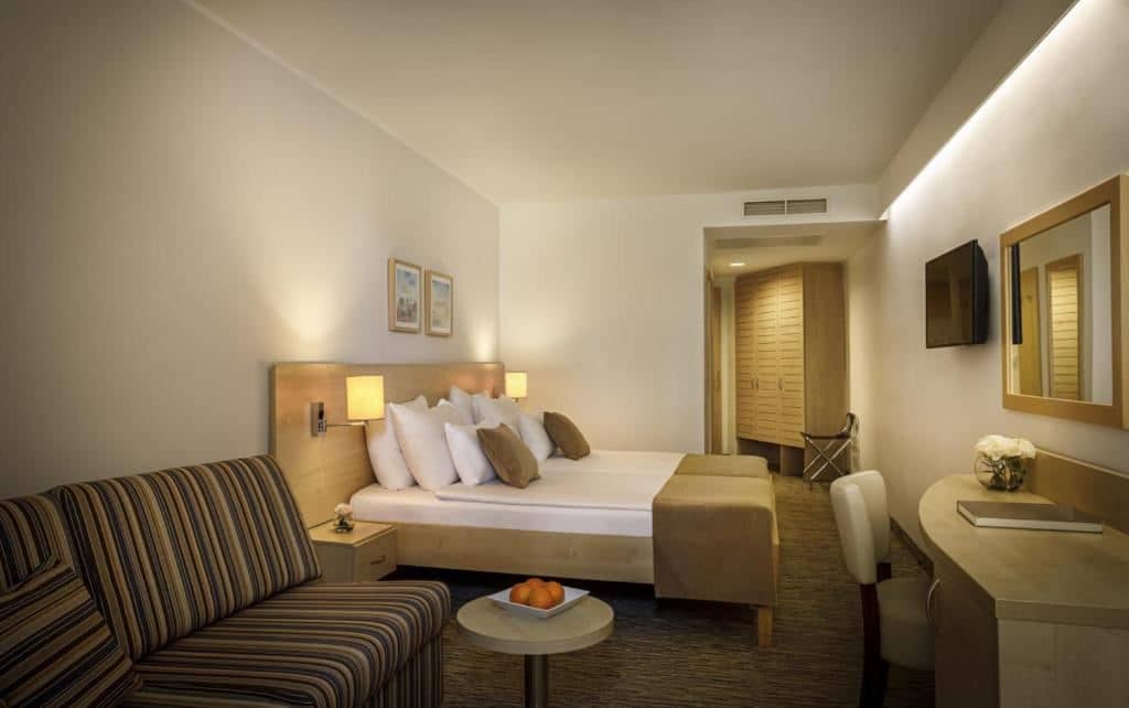 rooms-standard-familyroom-balcony