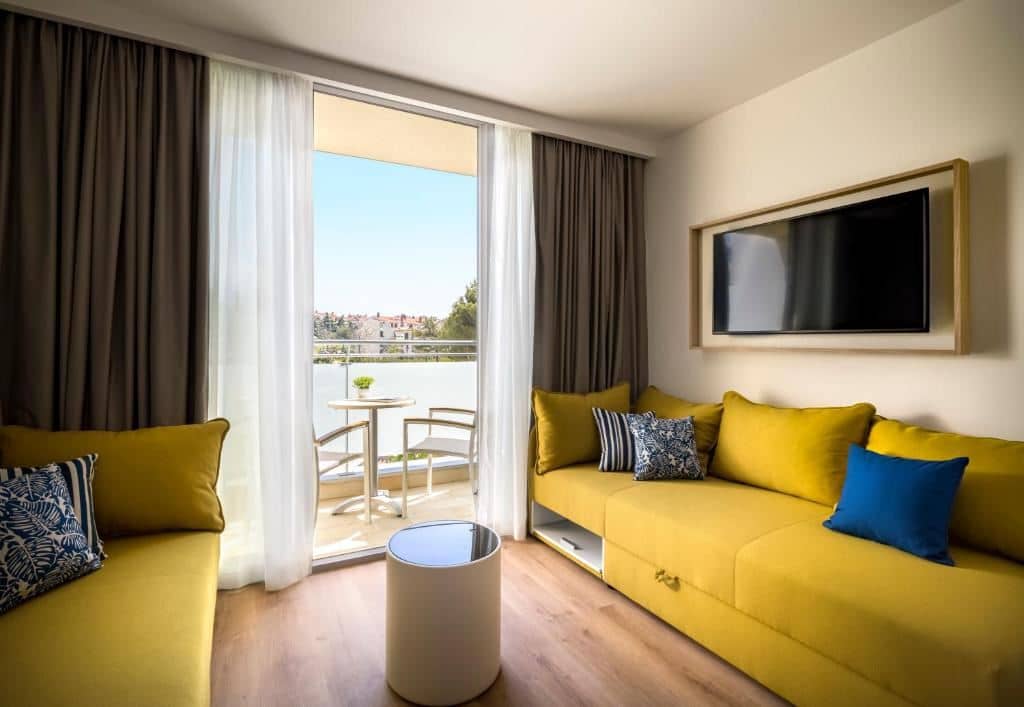 rooms-superior-familyroom-balcony