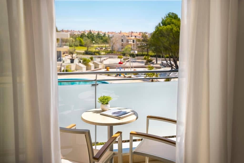 rooms-superior-familyroom-balcony