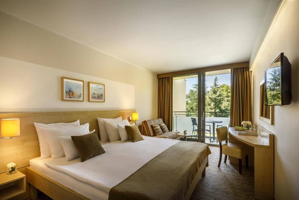 rooms-triple-superior-room-balcony