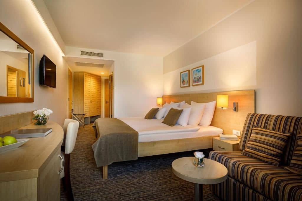 rooms-triple-superior-room-balcony