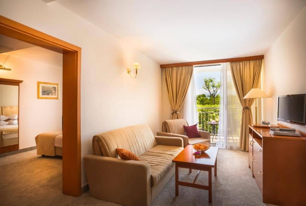 rooms-2-bedroom-superior-familysuite-seaside-balcony