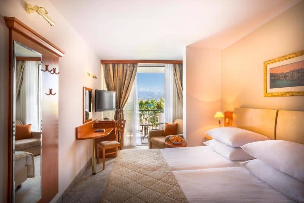 rooms-triple-superior-room-seaside-balcony
