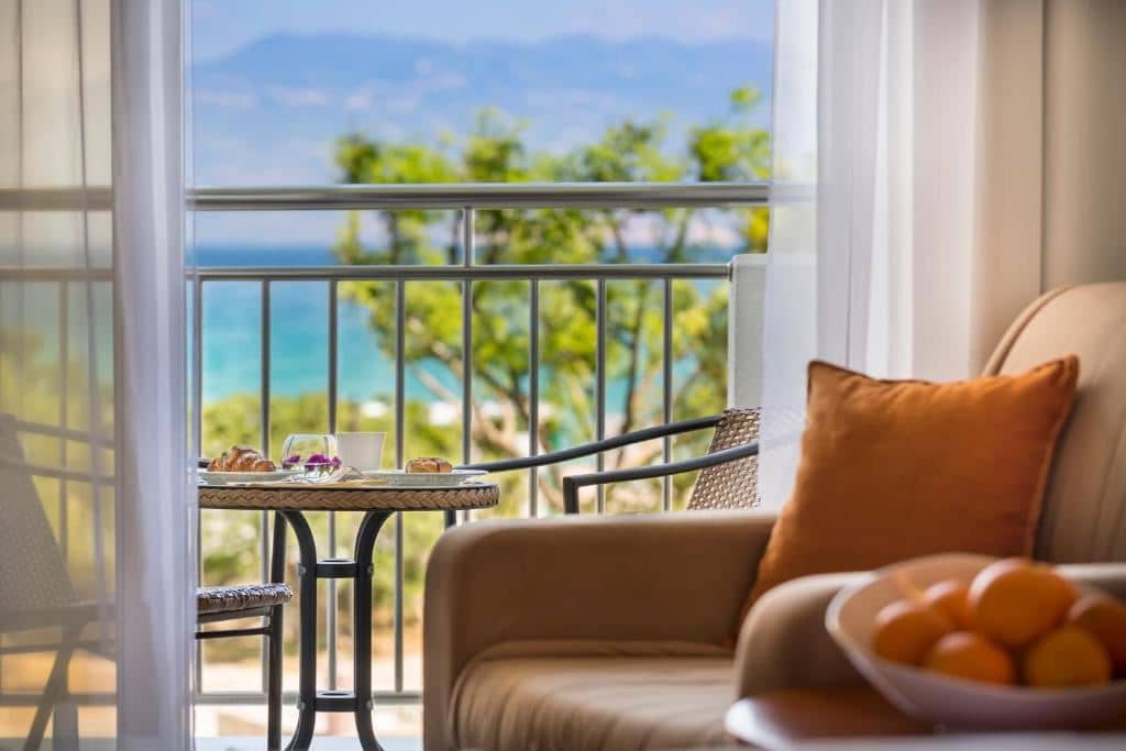 rooms-triple-superior-room-seaside-balcony