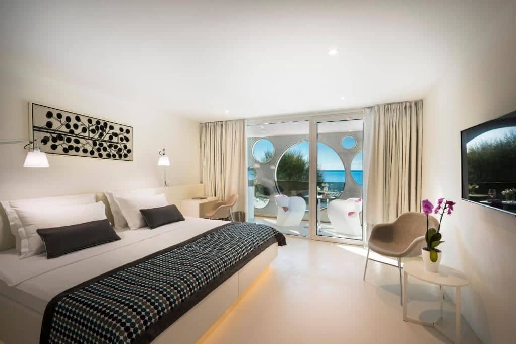 rooms-double-deluxe-room